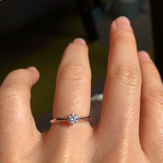 【ラザール ダイヤモンド(LAZARE DIAMOND)の口コミ】 デザインの中でいちばんシンプルなものを選びました。
手が小さいのでデザ…