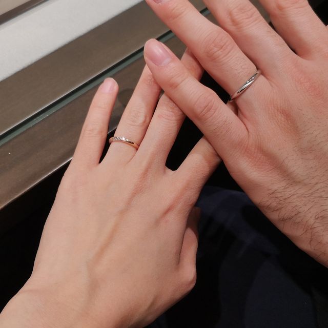 【アイプリモ(I-PRIMO)の口コミ】 色はピンクゴールドで、斜めにラインストーンが入っており、横から見ても…