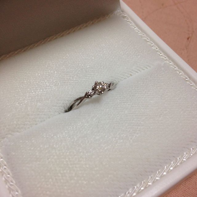 【サマンサティアラブライダル(Samantha Tiara Bridal)の口コミ】 蛯原友里さんデザインですが、お値段が他に比べてお手頃で、ダイヤがセン…