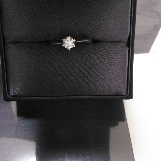 【ラザール ダイヤモンド(LAZARE DIAMOND)の口コミ】 指輪のデザインが、リング部分がウェーブがかっていることで、指が長く綺…