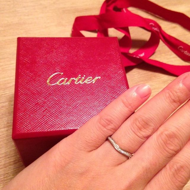 【カルティエ(Cartier)の口コミ】 この指輪はくねりが特徴なのです。少しくねりがあるので細めな指輪ですが…
