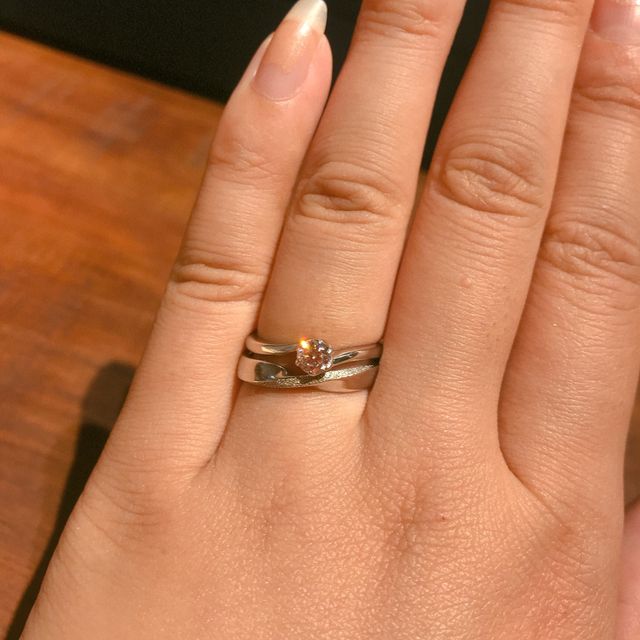 【ith(イズ)の口コミ】 婚約指輪と結婚指輪のセットの一体感にこだわって選んでいましたが、とて…