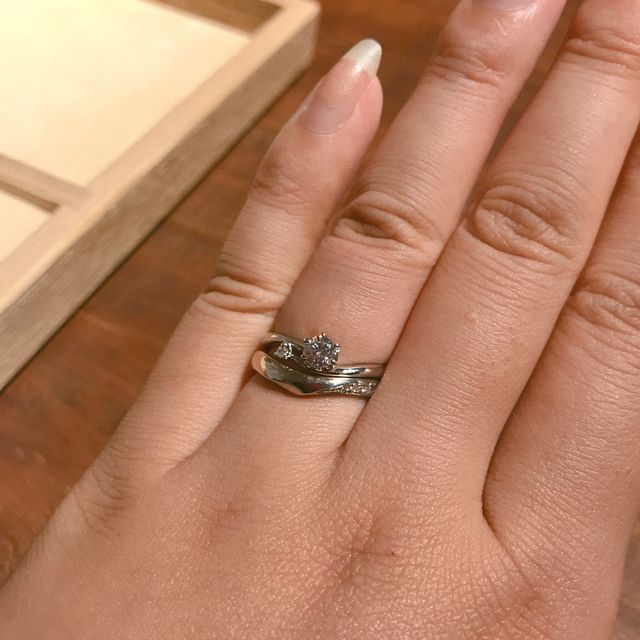 【ith(イズ)の口コミ】 婚約指輪と結婚指輪のセットの一体感にこだわって選んでいましたが、とて…