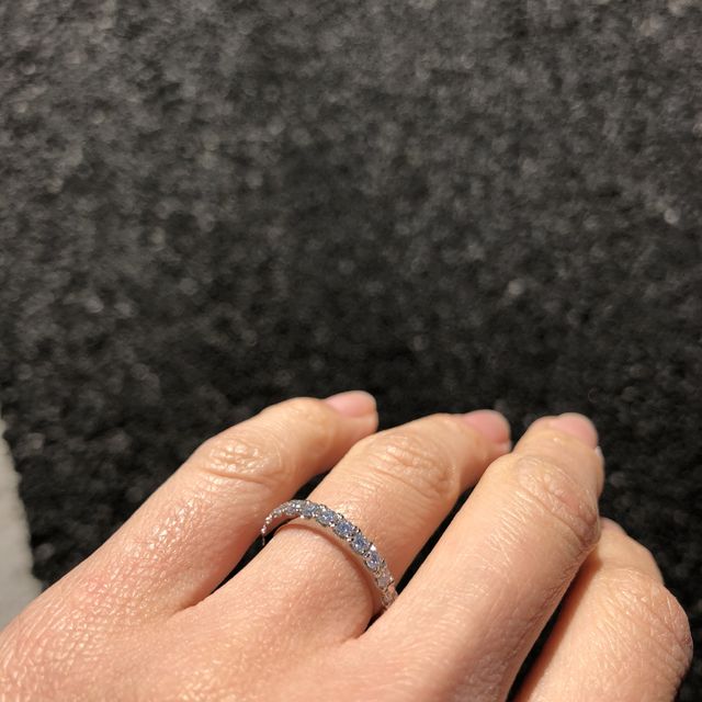 【ラザール ダイヤモンド(LAZARE DIAMOND)の口コミ】 店舗の外にでて、指につけさせていただいたのですが、自然光で予想以上に…