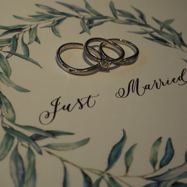 【銀座ダイヤモンドシライシの口コミ】 アシンメトリーで施されている細かなダイヤモンドのデザインが気に入りま…