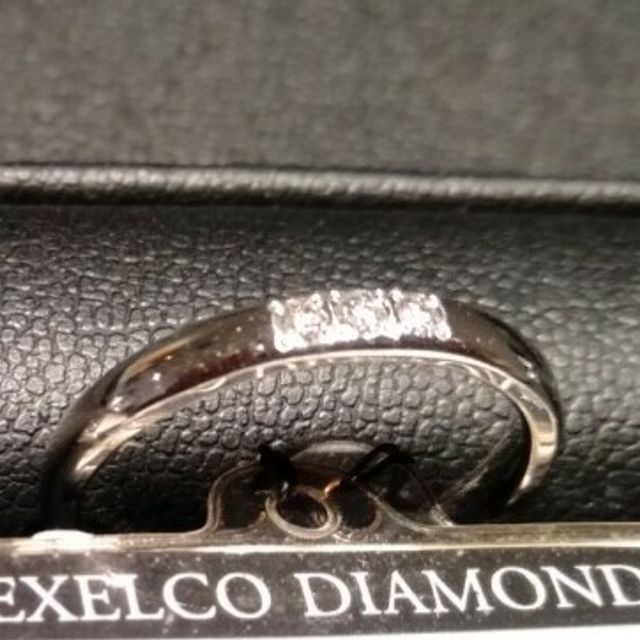 【エクセルコダイヤモンド(EXELCO DIAMOND)の口コミ】 【指輪のデザインについて】
ストレートラインかつ一粒ダイヤの婚約指輪と…
