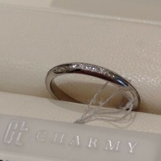 【CHARMY(チャーミー)の口コミ】 【指輪のデザインについて】
ストレートラインかつそこまで派手すぎないデ…