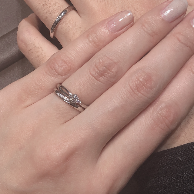 【アイプリモ(I-PRIMO)の口コミ】 先に決めた婚約指輪に合わせてデザインを慎重に選びました。婚約指輪が横…