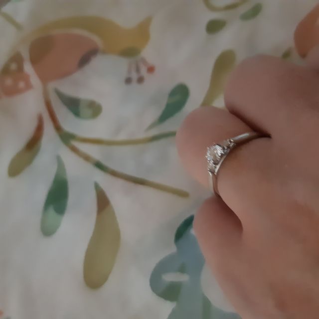 【銀座ダイヤモンドシライシの口コミ】 中央のダイヤモンドを両脇のダイヤモンドがより引き立ててくれるため、輝…