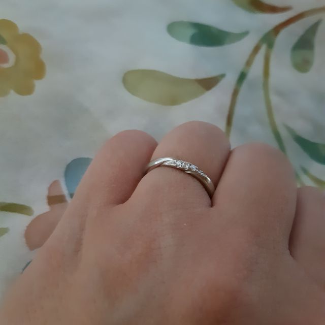 【銀座ダイヤモンドシライシの口コミ】 シンプルだけど、華やかさもあり、素敵な指輪です。普段使いにぴったりで…