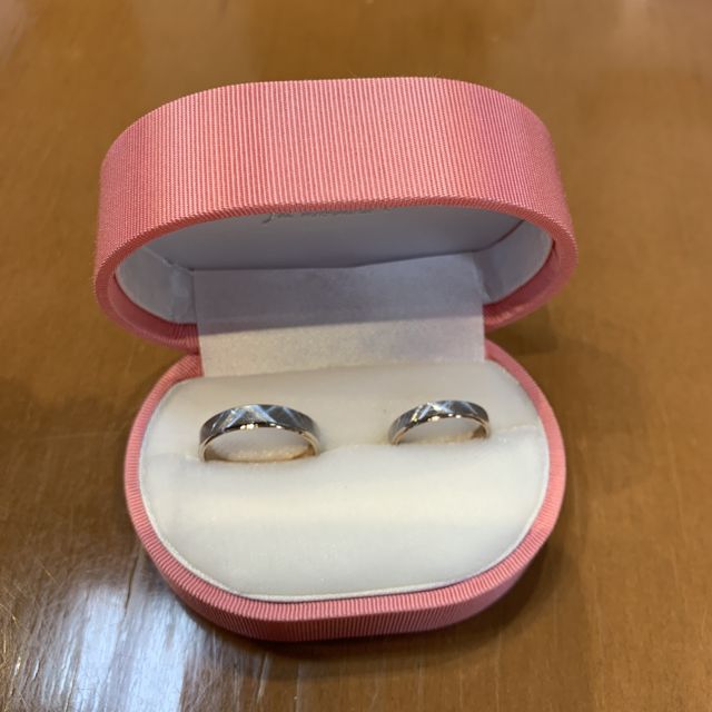 【Oferta(オフェルタ)の口コミ】 太めでシンプルな指輪を探していたところ、他にはあまりないデザインでと…