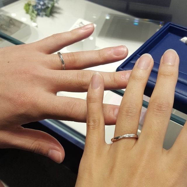 【銀座ダイヤモンドシライシの口コミ】 2人ともシンプルなデザインでストレートの形が好みで一致していたのでこち…