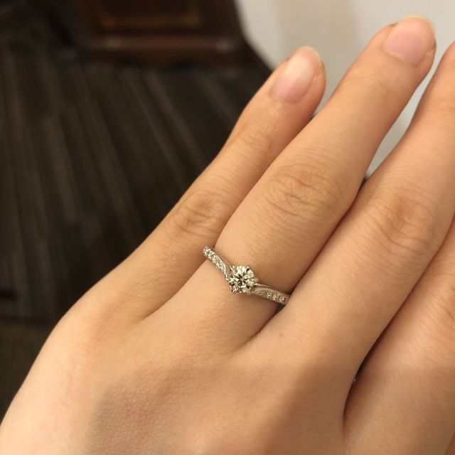 【銀座ダイヤモンドシライシの口コミ】 付けたときの雰囲気。
指をキレイに見せたかったので、自然なV字に惹かれ…