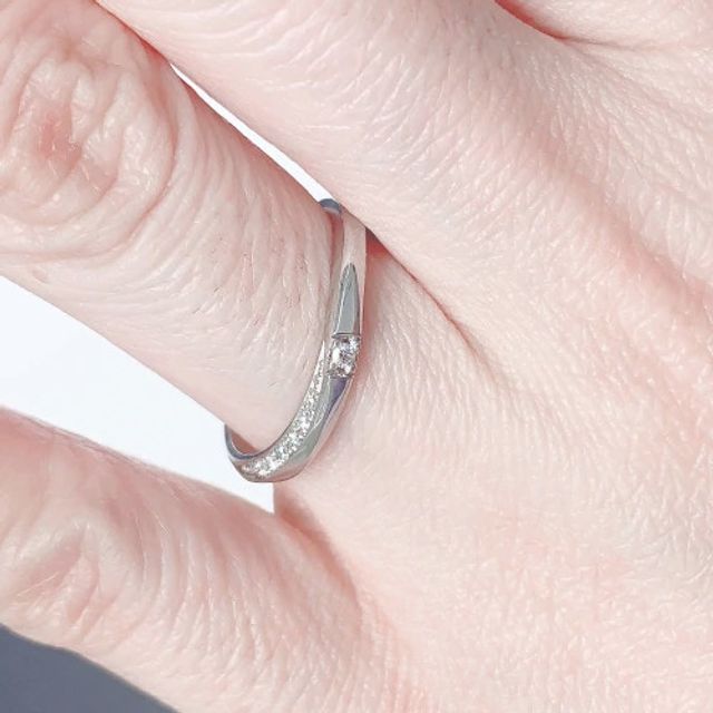 【4℃ BRIDAL(ヨンドシーブライダル)の口コミ】 ピュアプラチナの輝きと質感が綺麗なリングです。指に沿って流れるような…