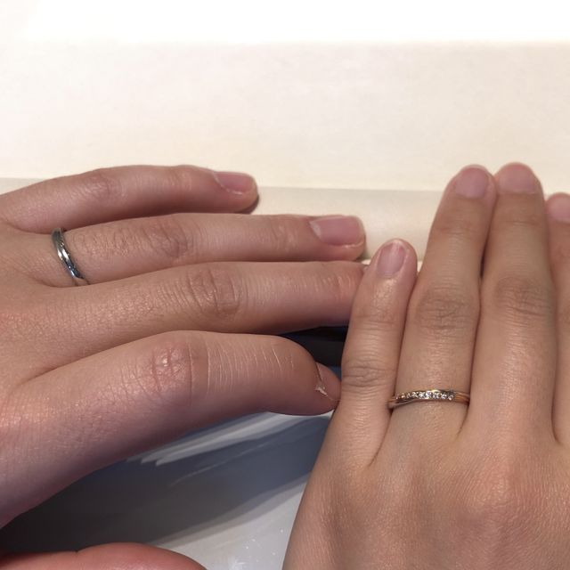 【AMOUR AMULET(アムール・アミュレット)の口コミ】 ストレートの結婚指輪ですが、2本のリボンが交差してるいような少しデザイ…