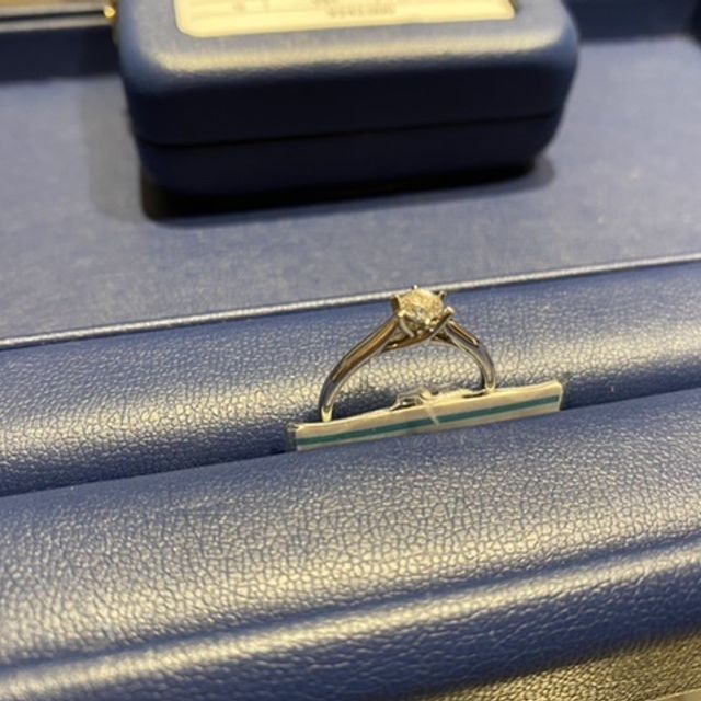 【銀座ダイヤモンドシライシの口コミ】 シンプル過ぎず、派手すぎない指輪を探していました。実際につけてみて、…