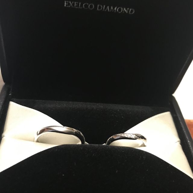 【エクセルコダイヤモンド(EXELCO DIAMOND)の口コミ】 指が長く見えるV字のデザインで、シンプルすぎず、少しデザイン性があると…