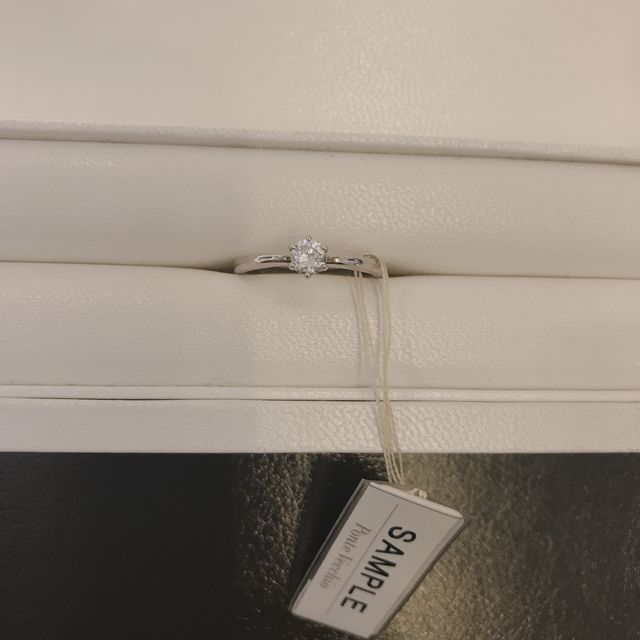 【Ponte Vecchio(ポンテヴェキオ)の口コミ】 婚約指輪は毎日は付けないかもしれませんが、一生物なので、何歳になって…