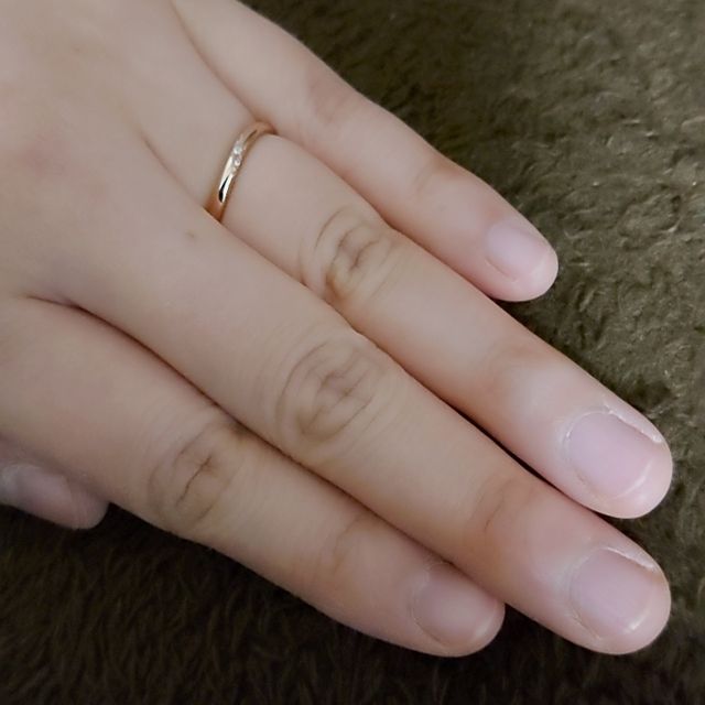 【One&Only(ワンアンドオンリー)の口コミ】 大きすぎず、さりげなくダイヤがリングを囲んでいるデザインだっため、日…