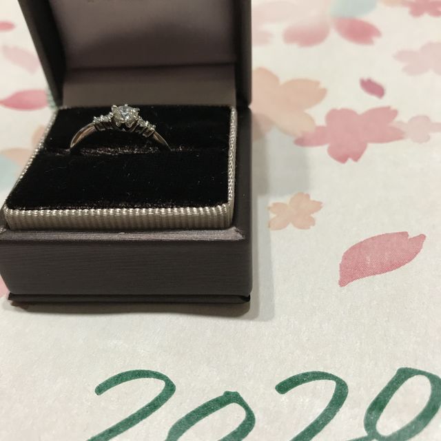 【アイプリモ(I-PRIMO)の口コミ】 大きいメインのダイヤだけでなく、まわりにもダイヤがついてキラキラ輝い…