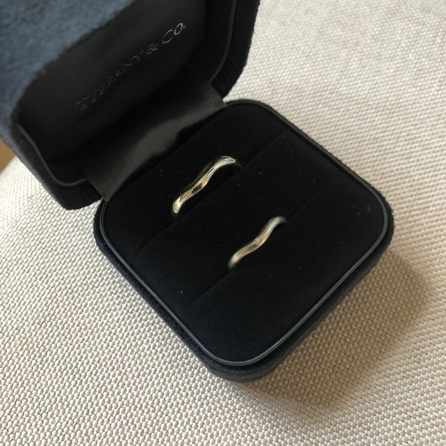 【ティファニー(Tiffany & Co.)の口コミ】 少しカーブがかかっていて指輪をつけると
指が細く長くみえるデザインにな…
