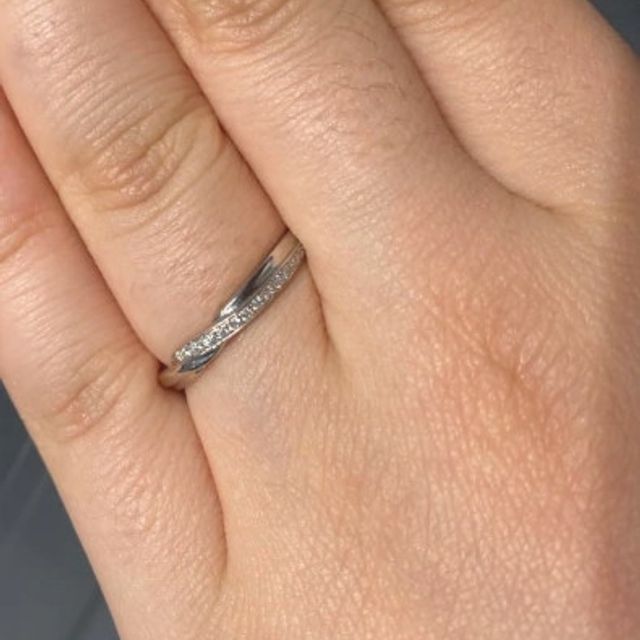 【銀座ダイヤモンドシライシの口コミ】 ウェーブタイプのリングなので上下を替えて着けるとまた違った印象になり…