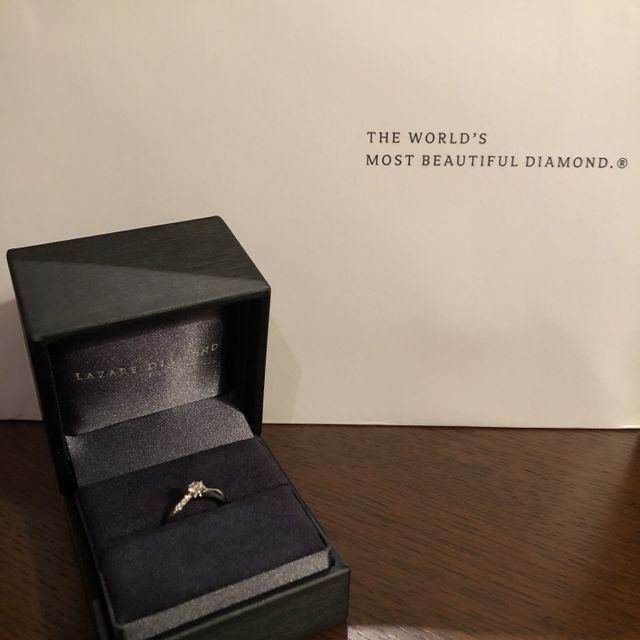 【ラザール ダイヤモンド(LAZARE DIAMOND)の口コミ】 婚約指輪は一粒ダイヤモンドよりも左右に小さいダイヤモンドが並んでいる…