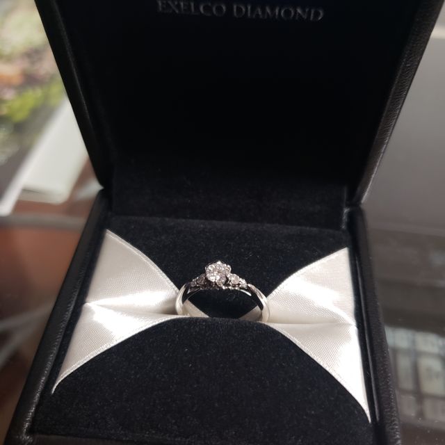 【エクセルコダイヤモンド(EXELCO DIAMOND)の口コミ】 婚約指輪のデザインがとても気にいり、中心にいくにつれ、リングが細くな…