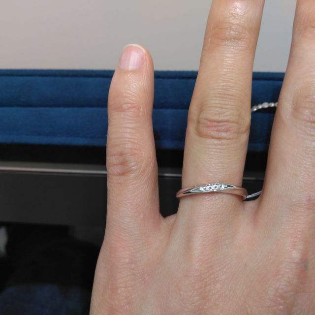 【4℃ BRIDAL(ヨンドシーブライダル)の口コミ】 素材はプラチナです。ダイヤモンドも小さいものが5石入ってます。わかりづ…