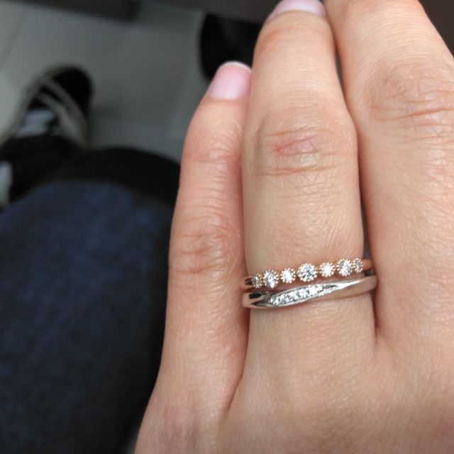 【4℃ BRIDAL(ヨンドシーブライダル)の口コミ】 素材はプラチナです。ダイヤモンドも小さいものが5石入ってます。わかりづ…