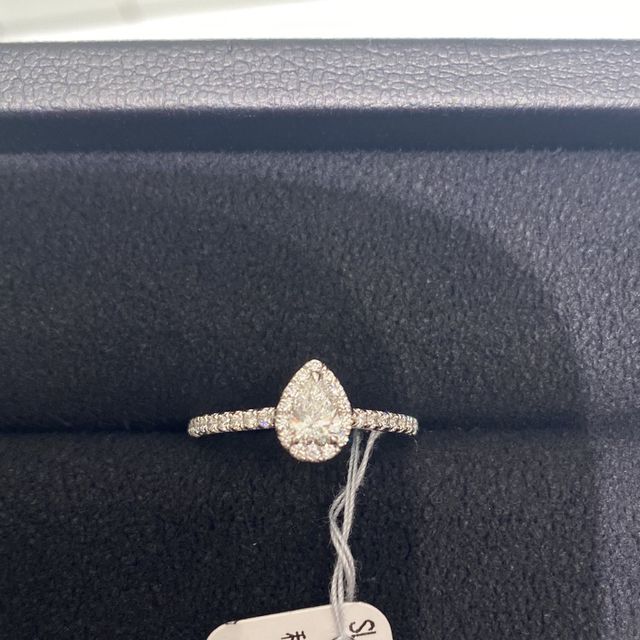 【ティファニー(Tiffany & Co.)の口コミ】 ティファニーのダイヤは特殊なカッティングらしくとても美しい輝きでした…