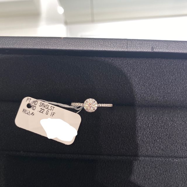 【ティファニー(Tiffany & Co.)の口コミ】 トップは丸いダイヤの周りを一周メレダイヤが囲んでいるもので、リング部…