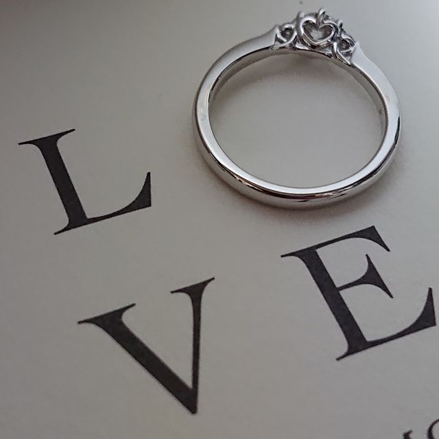 【アイプリモ(I-PRIMO)の口コミ】 側面のハート部分がとてもかわいいのとダイヤモンドのサイドにも石がある…