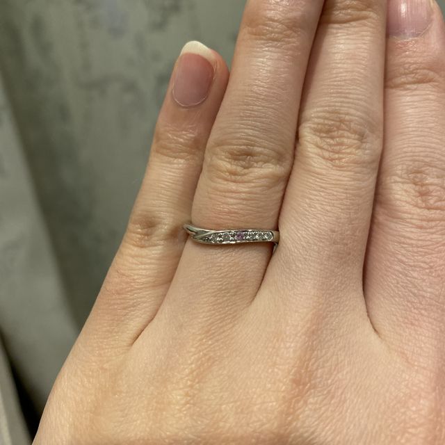 【アンジェリックフォセッテ(Angelique Fossette)の口コミ】 太すぎず細すぎずな指輪を探してました。
大体直線のリングが多いですが、…
