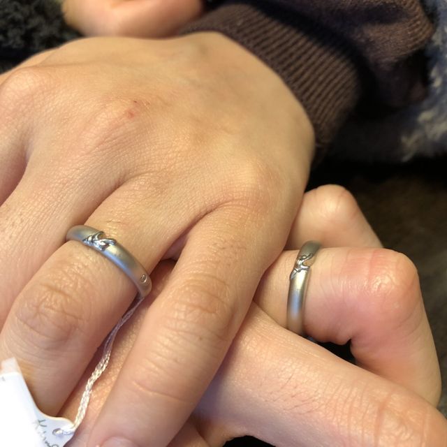 【ケイウノ ブライダル(K.UNO BRIDAL)の口コミ】 ディズニーキャラクターの指輪。指輪を重ねるとキャラクターの手がハート…