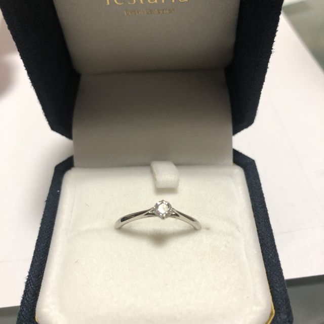 【festaria bijou SOPHIA(フェスタリア ビジュソフィア)の口コミ】 シンプルなデザイン。爪が小さく、ダイヤモンド全体が見える。値段は比較…