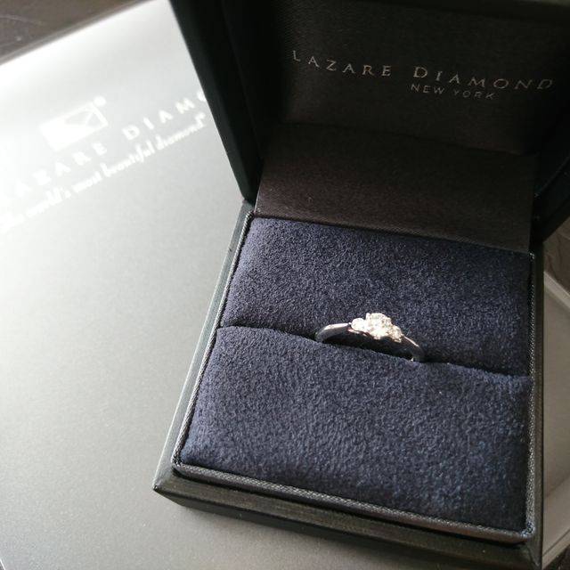 【ラザール ダイヤモンド(LAZARE DIAMOND)の口コミ】 サイドストーンタイプなので、華やかできらびやかな印象に惹かれました。…