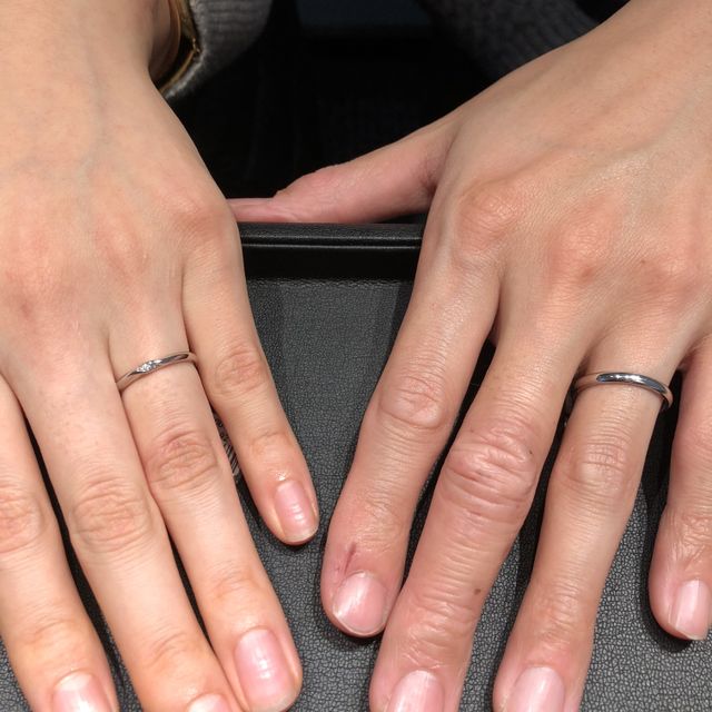 【エクセルコダイヤモンド(EXELCO DIAMOND)の口コミ】 ペアではなくデザイン重視で決めました。
シンプルながらもデザイン性が高…