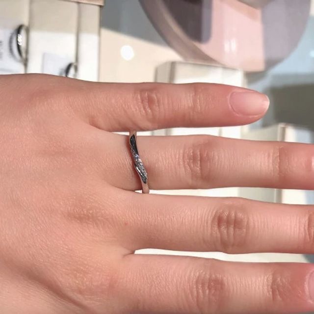 【アイプリモ(I-PRIMO)の口コミ】 メレダイヤがしっかりと付いており存在感と輝きがあることやウェーブライ…