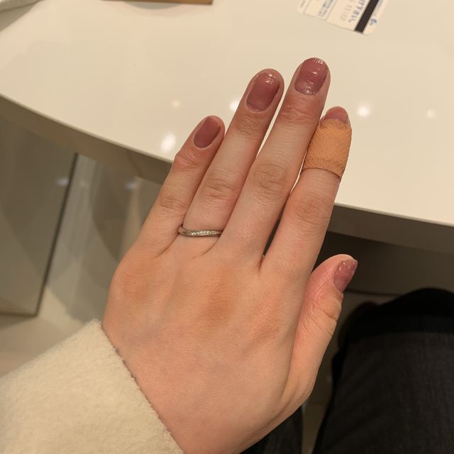 【4℃ BRIDAL(ヨンドシーブライダル)の口コミ】 他の指輪と迷いましたが、婚約指輪の形とのフィット感や付け心地、太さが…