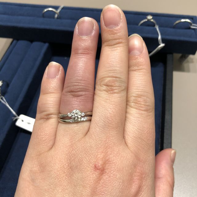 【4℃ BRIDAL(ヨンドシーブライダル)の口コミ】 華奢でつけていても違和感なくつけやすかったです。
ウェーブが360°つ…