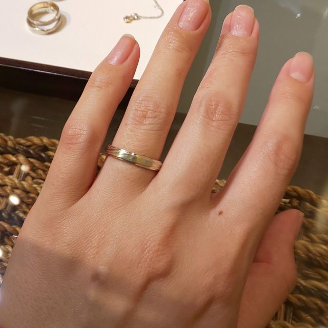 【杢目金屋(もくめがねや)の口コミ】 初めて結婚指輪を探し始めて試着したのがこの指輪です。最初に感じたのは…