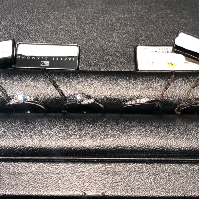 【ラザール ダイヤモンド(LAZARE DIAMOND)の口コミ】 ダイヤモンドの輝きがとてもきれいです。
ライトの下では虹色にキラキラ輝…