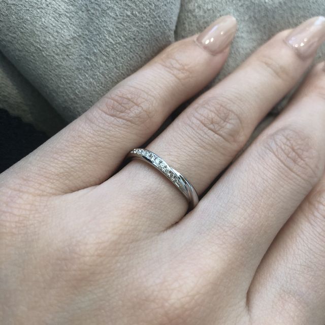 【エクセルコダイヤモンド(EXELCO DIAMOND)の口コミ】 薬指と小指の間の水かきが浅めなので、ストレートかV字が似合うとおすすめ…