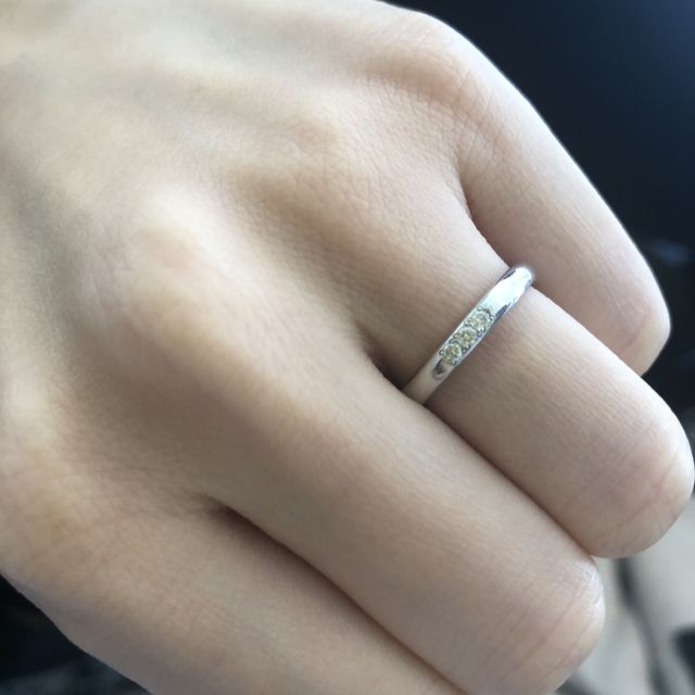 【エクセルコダイヤモンド(EXELCO DIAMOND)の口コミ】 ストレートで、3粒のダイヤモンドがあしらわれた上品なリング。どのブラン…
