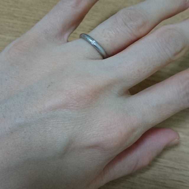 【カルティエ(Cartier)の口コミ】 結婚指輪は毎日使うので、一番の決め手は装着感(使用感)でした。
角がなく…