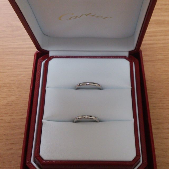 【カルティエ(Cartier)の口コミ】 結婚指輪は毎日使うので、一番の決め手は装着感(使用感)でした。
角がなく…