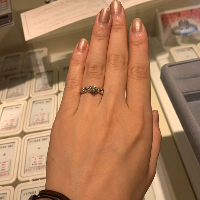 【リューツウの口コミ】 婚約指輪は彼と一緒に買いに行きました。なんと言ってもデザインです。普…