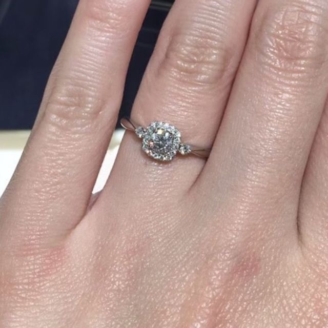 【ROYAL ASSCHER(ロイヤル・アッシャー)の口コミ】 この指輪は中央のダイヤがよりキラキラと輝くように一周小さなダイヤが付…