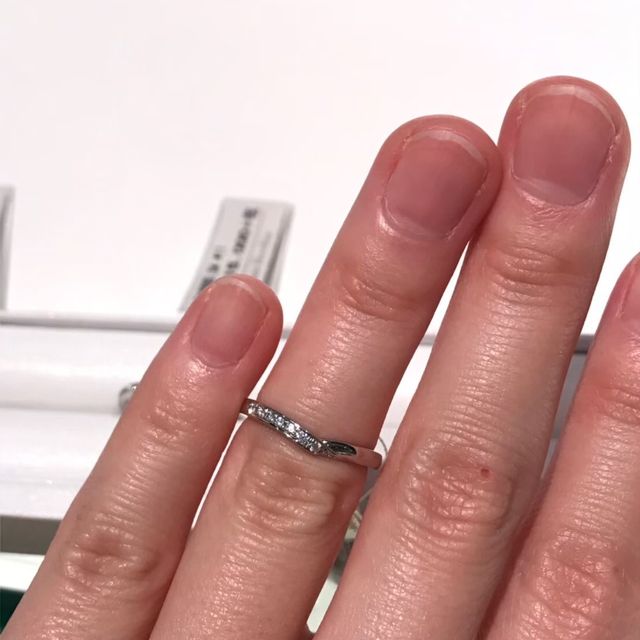 【Ponte Vecchio(ポンテヴェキオ)の口コミ】 婚約指輪に合わせて少しカーブしたデザインのものを探している中で見つけ…
